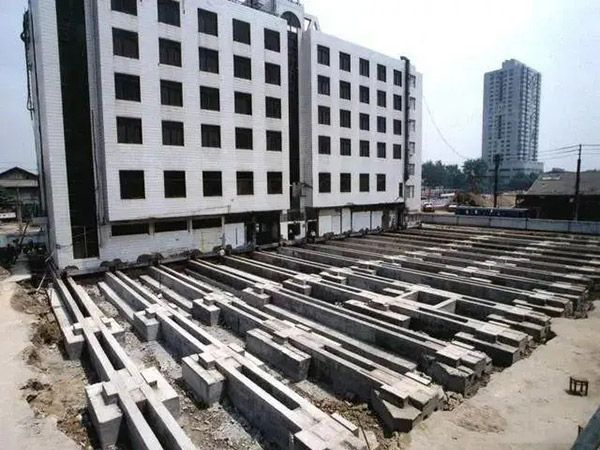 1999年丹麥哥本哈根機(jī)場(chǎng)候機(jī)廳平移