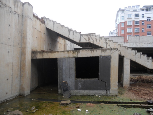 （2011年）平邑明德花園超市（地下），因地下水位變化導(dǎo)致框架梁、柱開裂